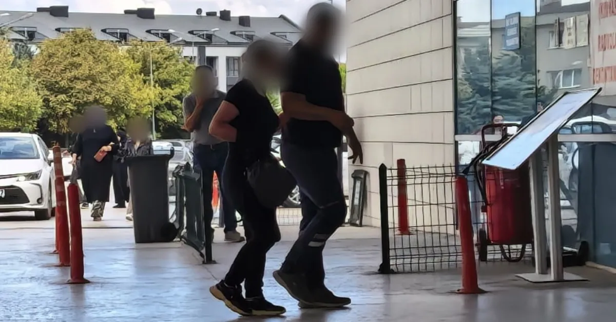 İnegöl’de Otomobil Bariyerlere Çarptı 2 Yaralı (2)