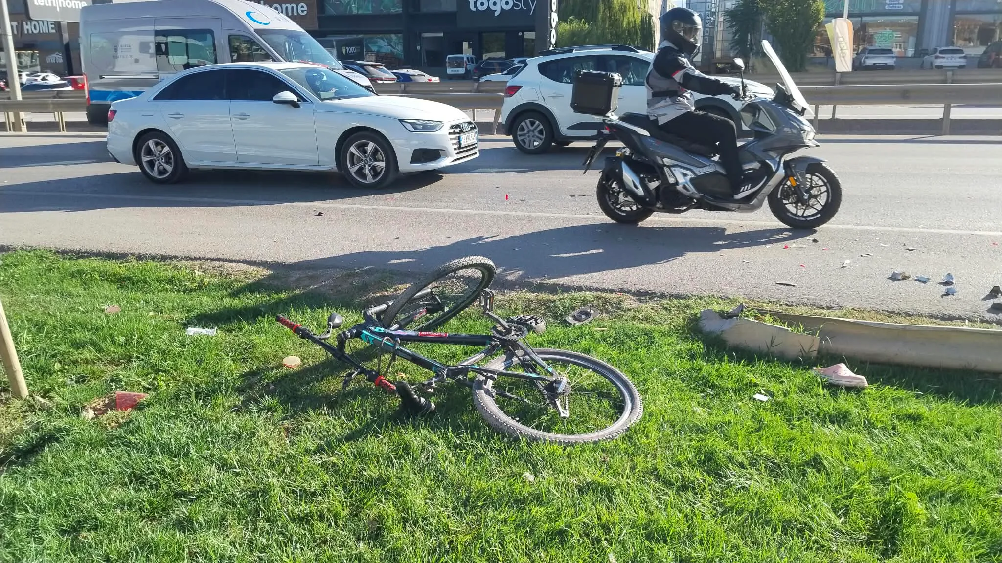 İnegöl’de Otomobil Çocuğa Çarptı Yaralı Hastaneye Kaldırıldı (1)