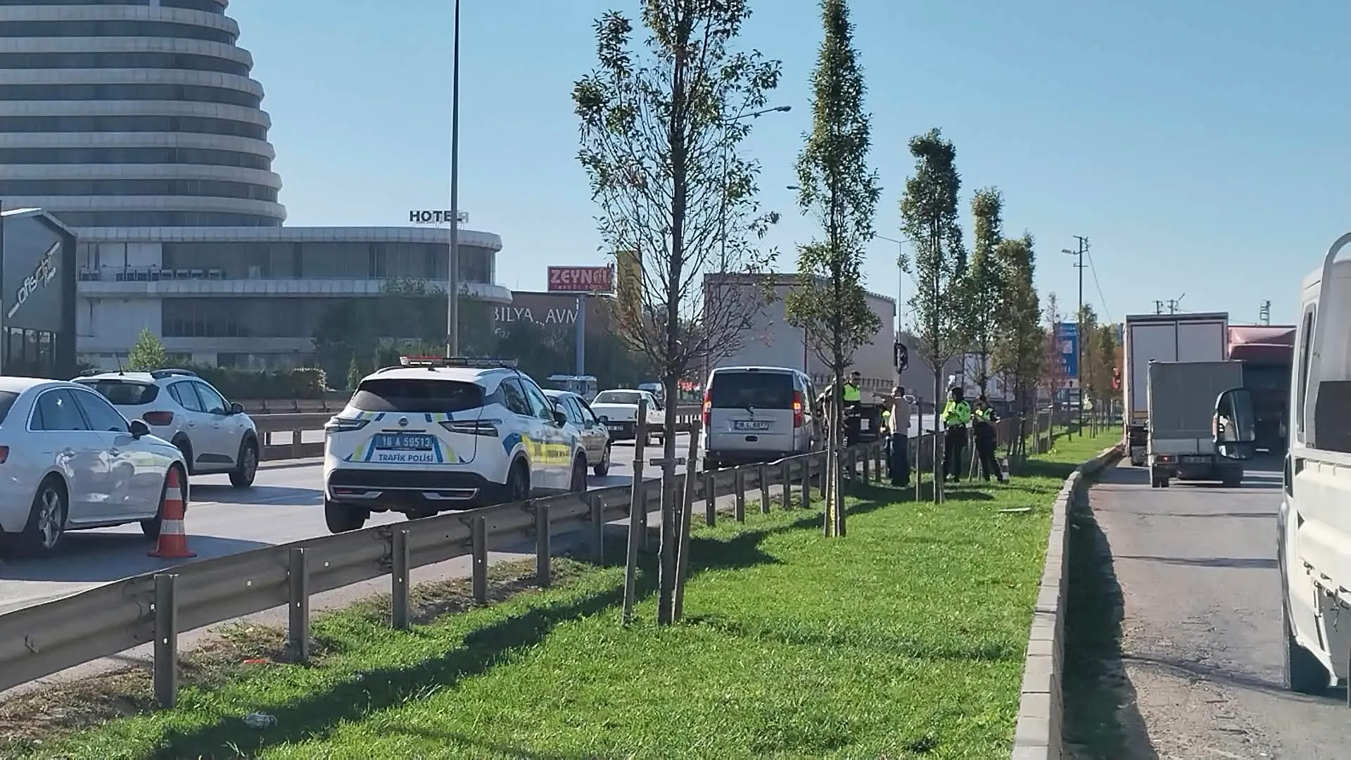 İnegöl’de Otomobil Çocuğa Çarptı Yaralı Hastaneye Kaldırıldı (2)