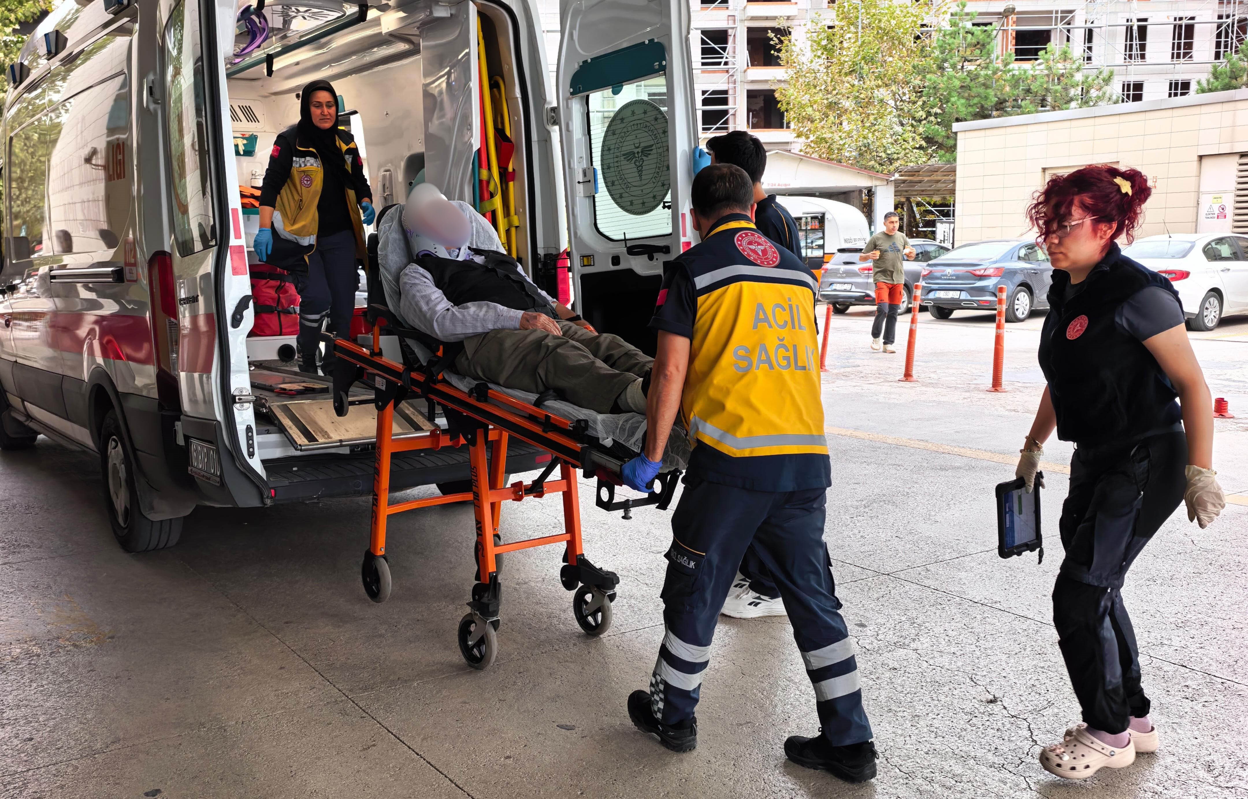 İnegöl’de Otomobil Şarampole Uçtu Yaşlı Çift Yaralandı