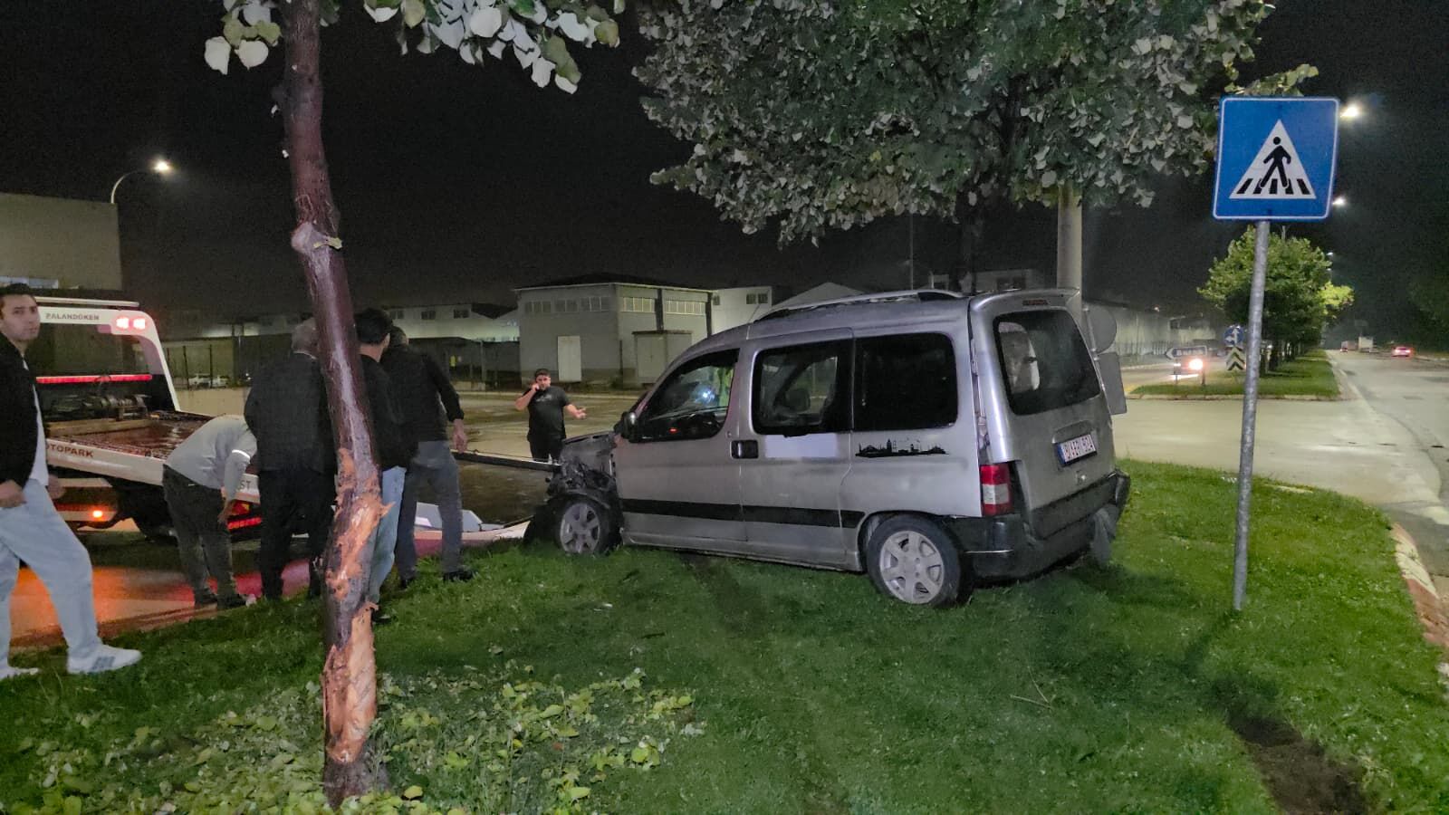 İnegöl’de ticari araç refüje çıktı: Sürücü ve çocuk yaralandı