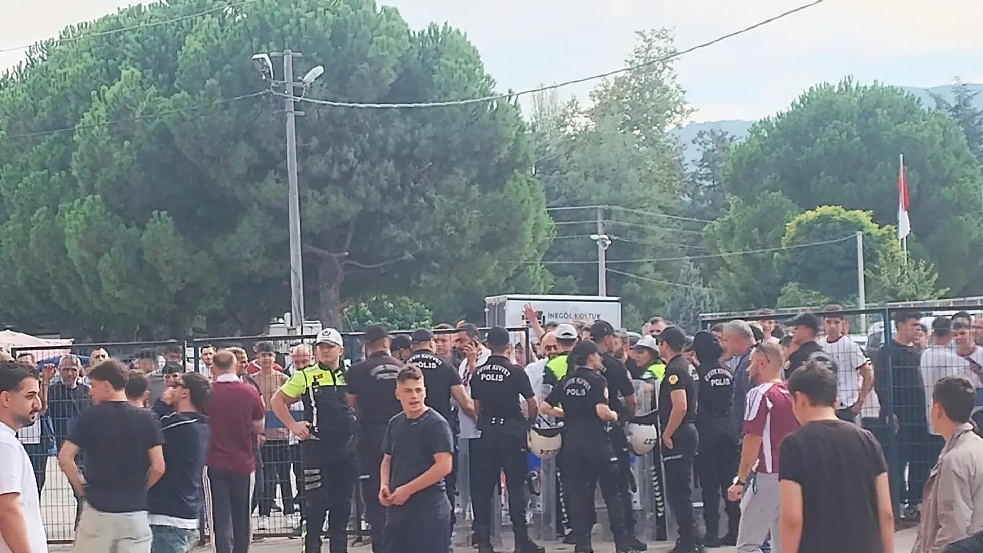 İnegölspor-Karacabey Belediyespor maçı öncesi stat girişinde yoğunluk