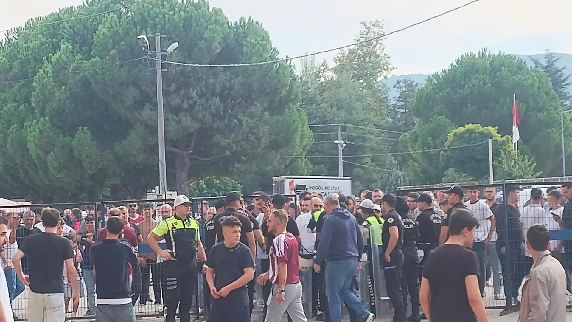 İnegölspor Karacabey Belediyespor Maçı Öncesi Stat Girişinde Yoğunluk (2)