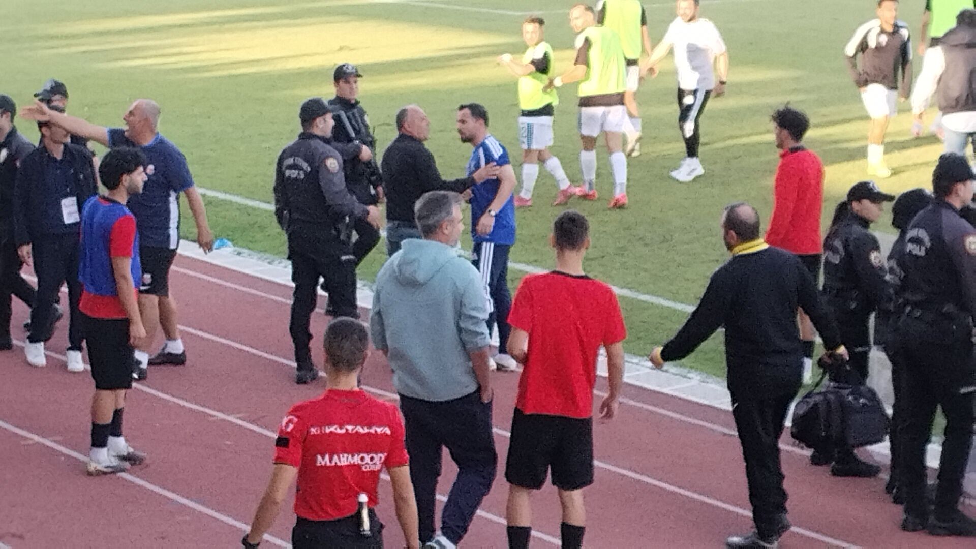 Kafkasspor penaltı kazandı, saha bir anda karıştı
