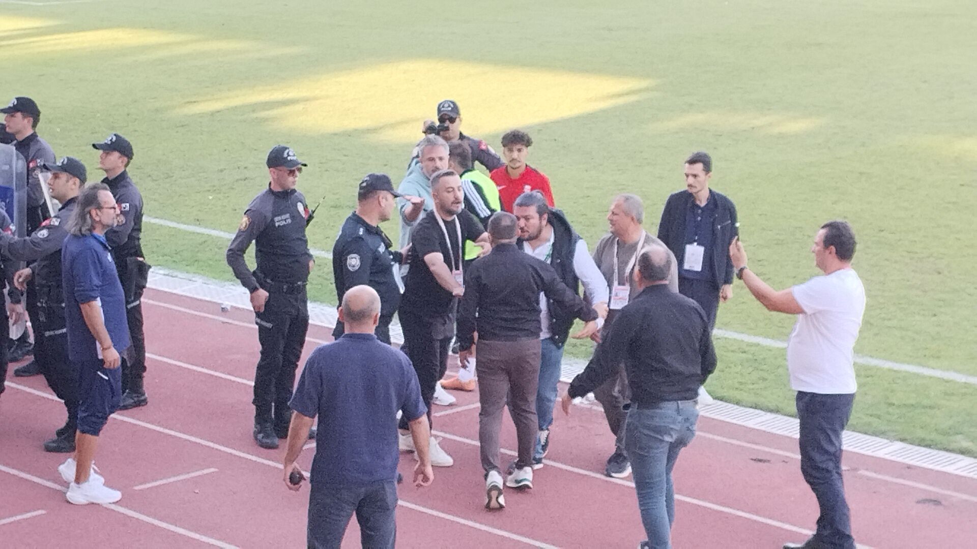 Kafkasspor Penaltı Kazandı, Sahada Ortalık Karıştı (2)