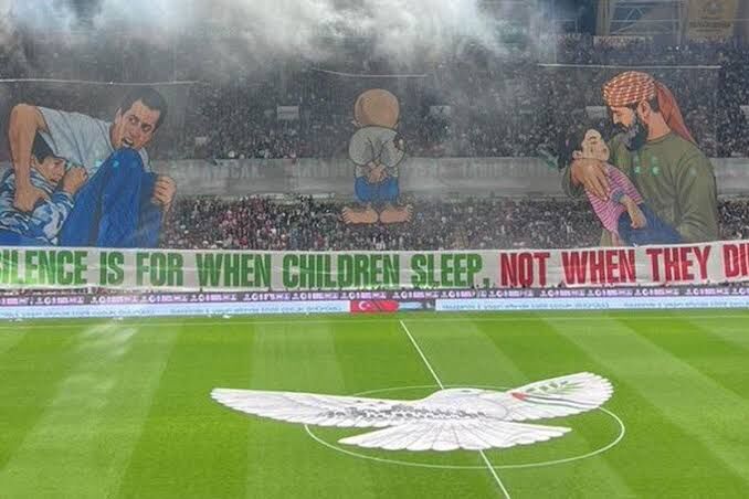 Konyaspor Filistin Maçında Tüyleri Diken Diken Eden Koreografi (1)-2