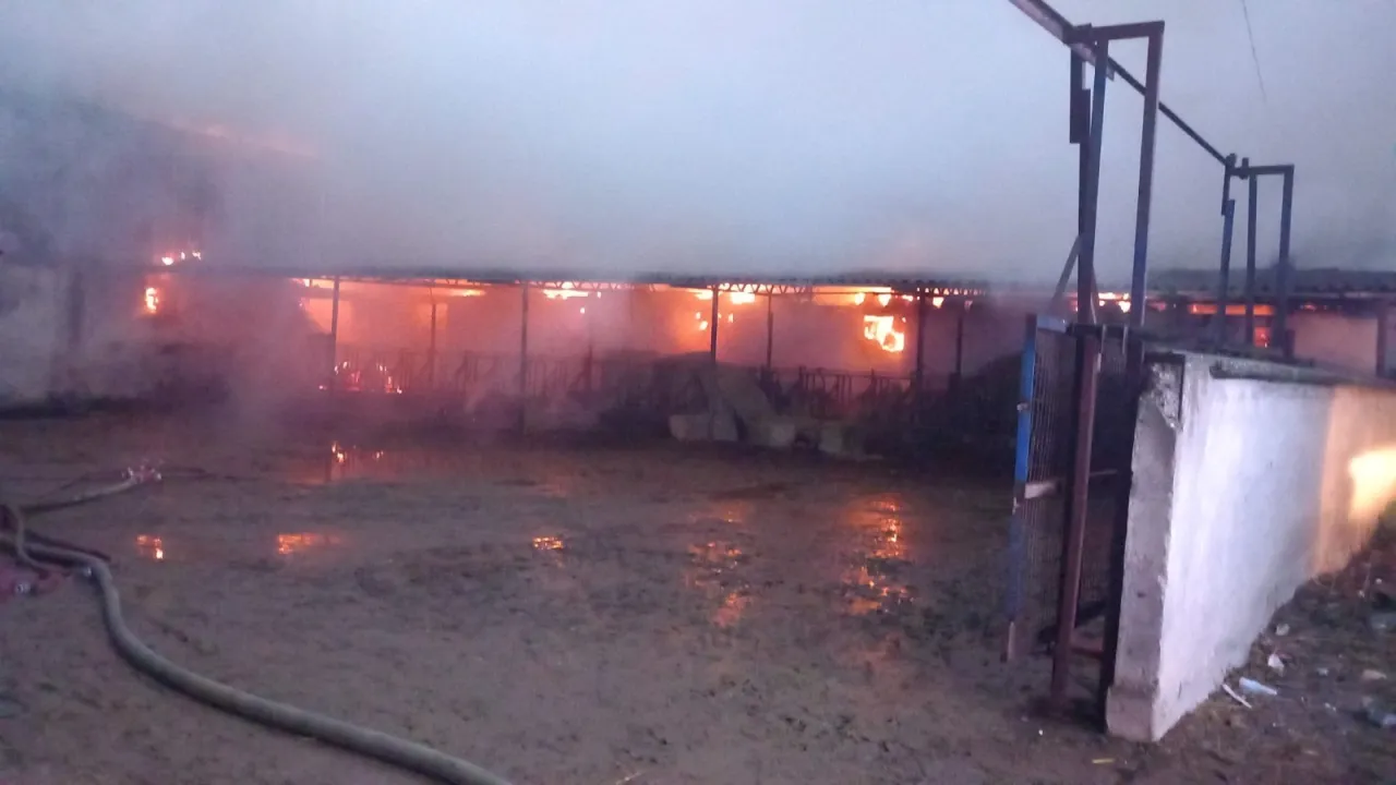Mustafakemalpaşa’da Çiftlik Yangını 5 Bin Balya Saman Ve Traktör Yandı (2)