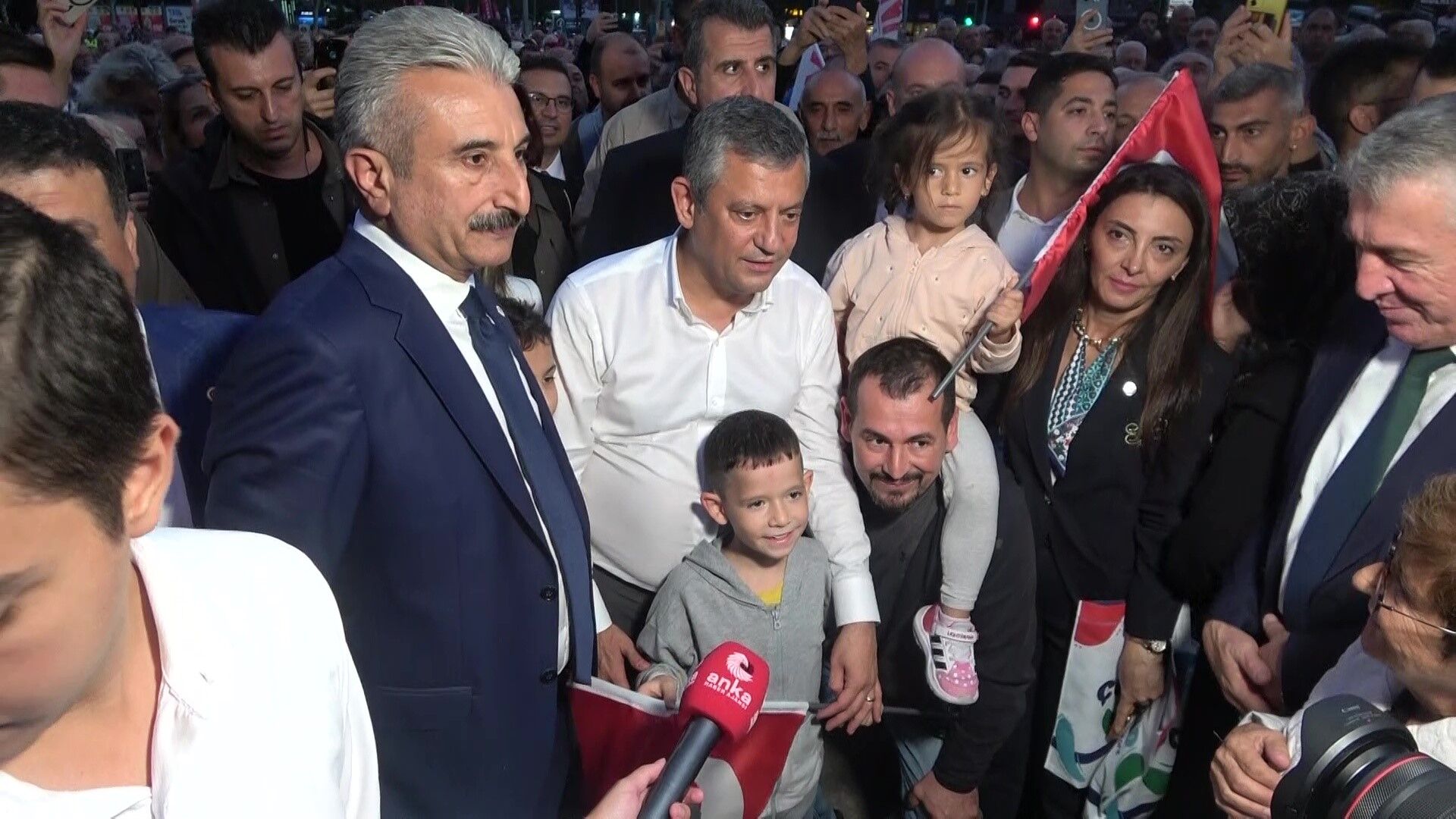 Özgür Özel Bursa’da Fsm Bulvarı’nda Vatandaşlarla Buluştu (2)