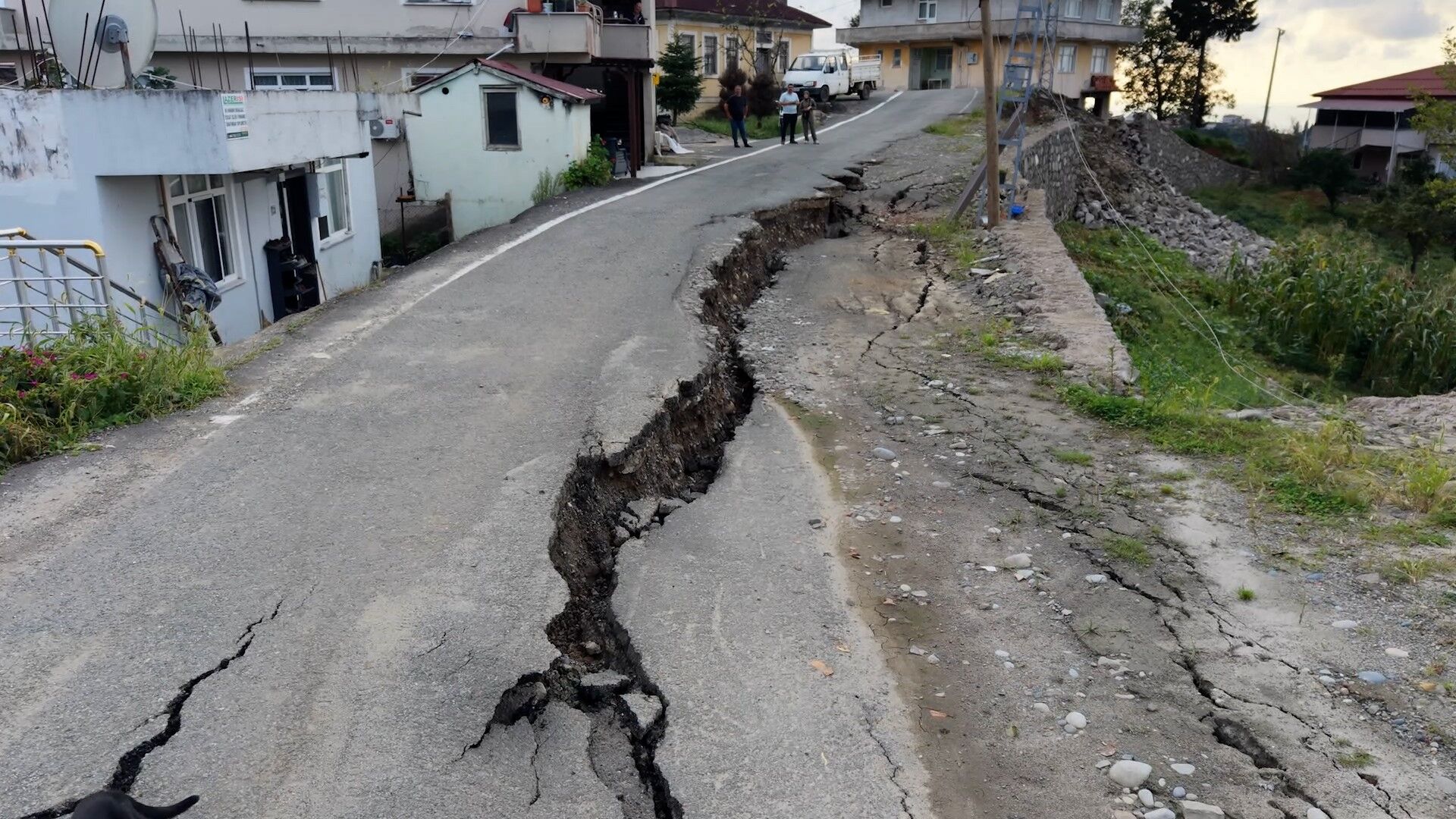 Rize’de Sel Felaketi! Yol 60 Santimetre Çöktü, Mahalleli Geceyi Nöbetle Geçirdi (2)