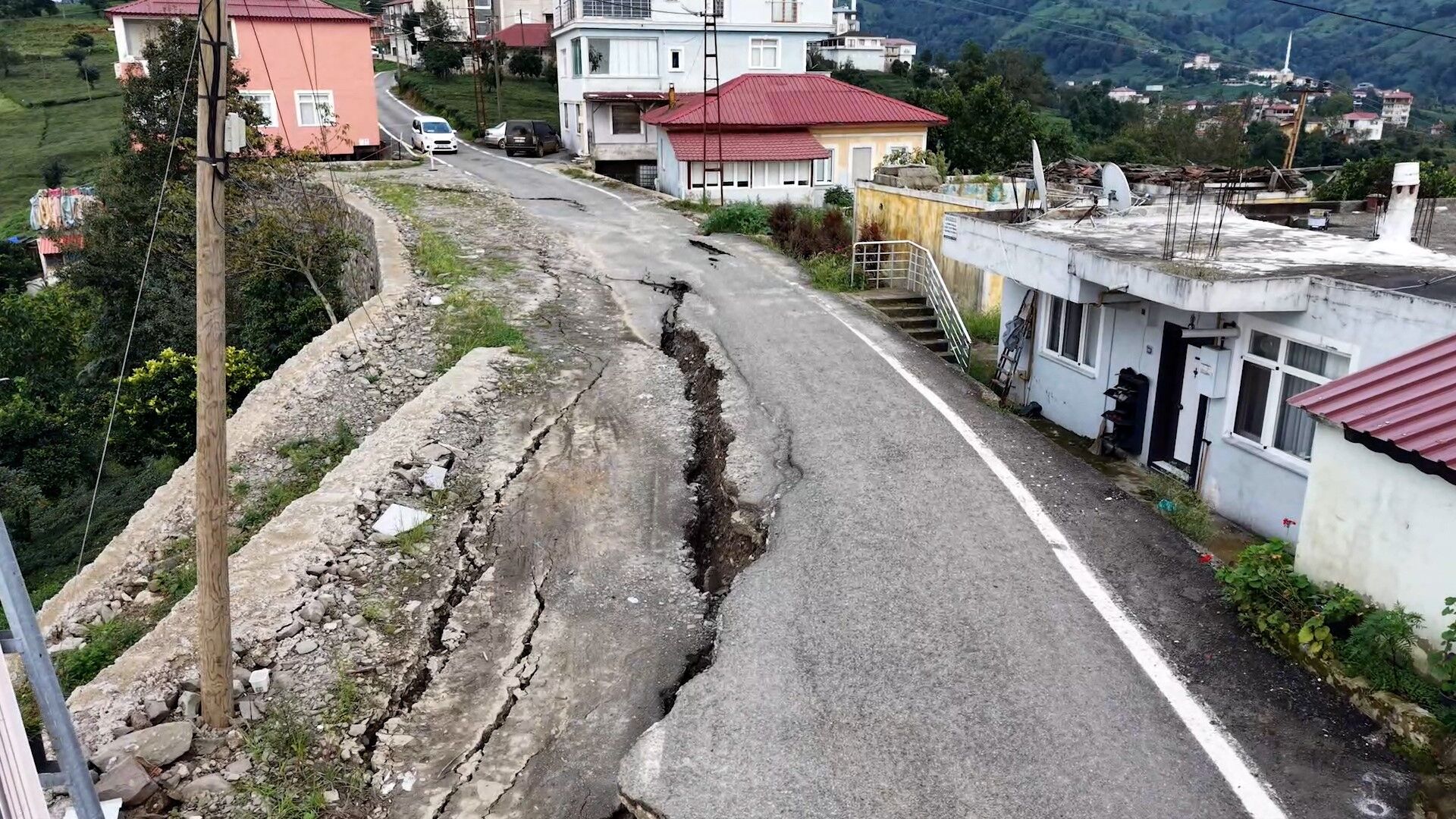 Rize’de Sel Felaketi! Yol 60 Santimetre Çöktü, Mahalleli Geceyi Nöbetle Geçirdi (3)