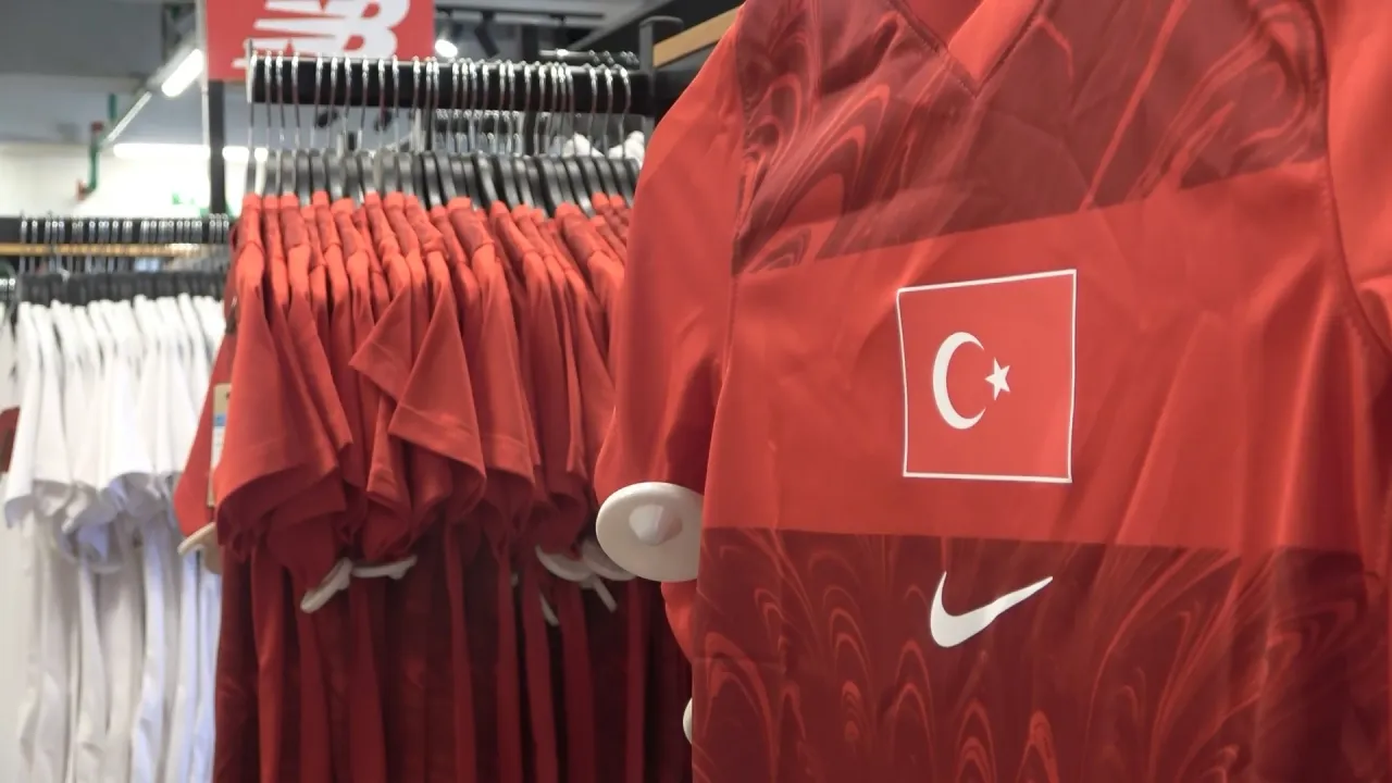Türkiye İtalya Maçı Öncesi Bursa’da Milli Formalara Ilgi Arttı (1)