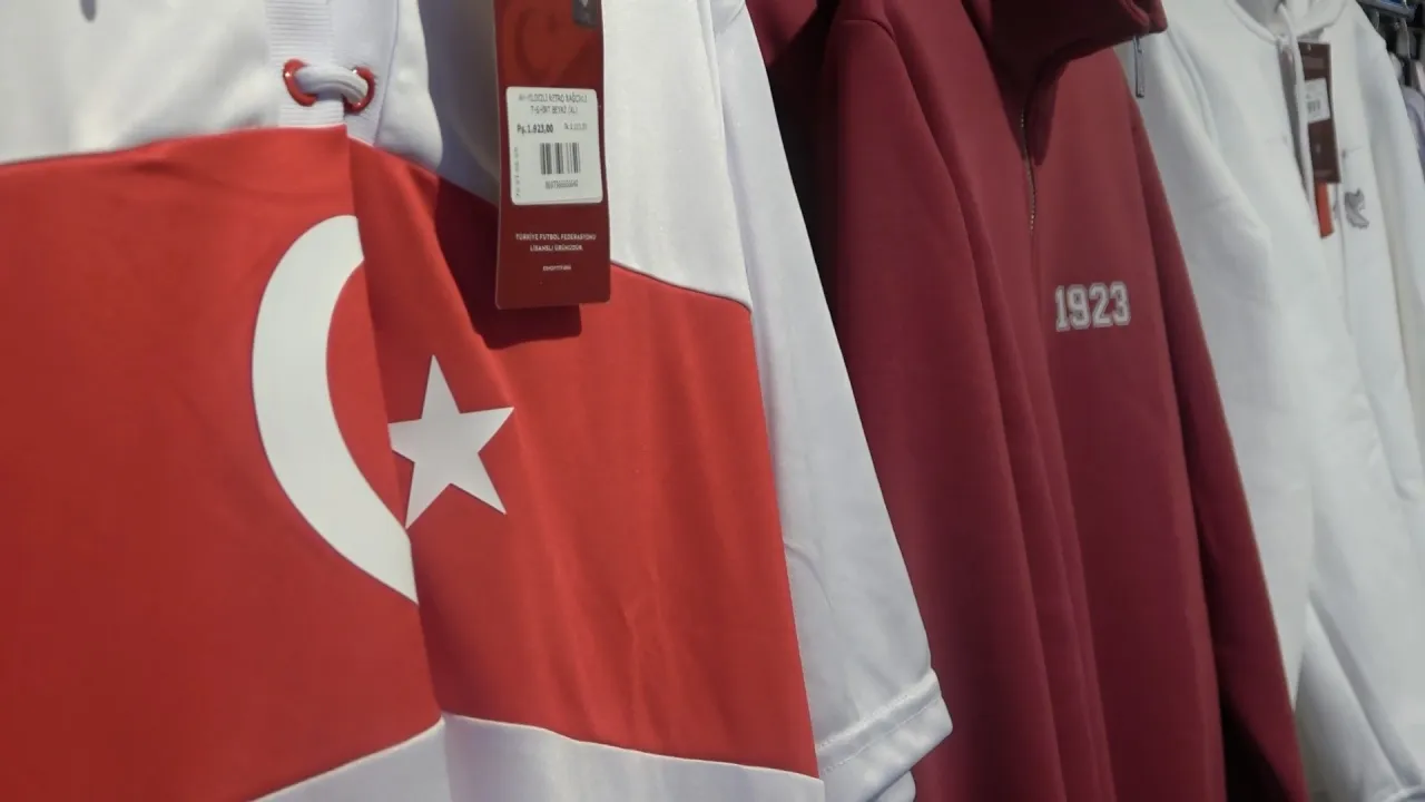 Türkiye İtalya Maçı Öncesi Bursa’da Milli Formalara Ilgi Arttı (2)
