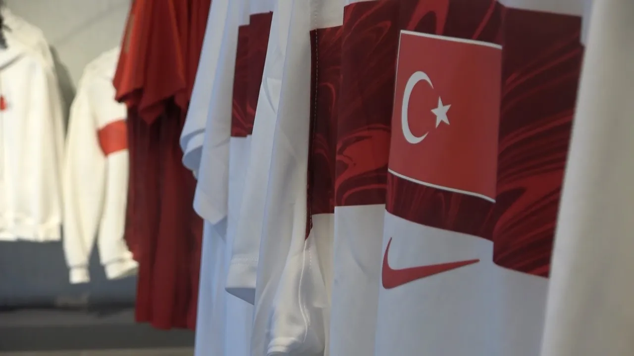 Türkiye İtalya Maçı Öncesi Bursa’da Milli Formalara Ilgi Arttı (4)