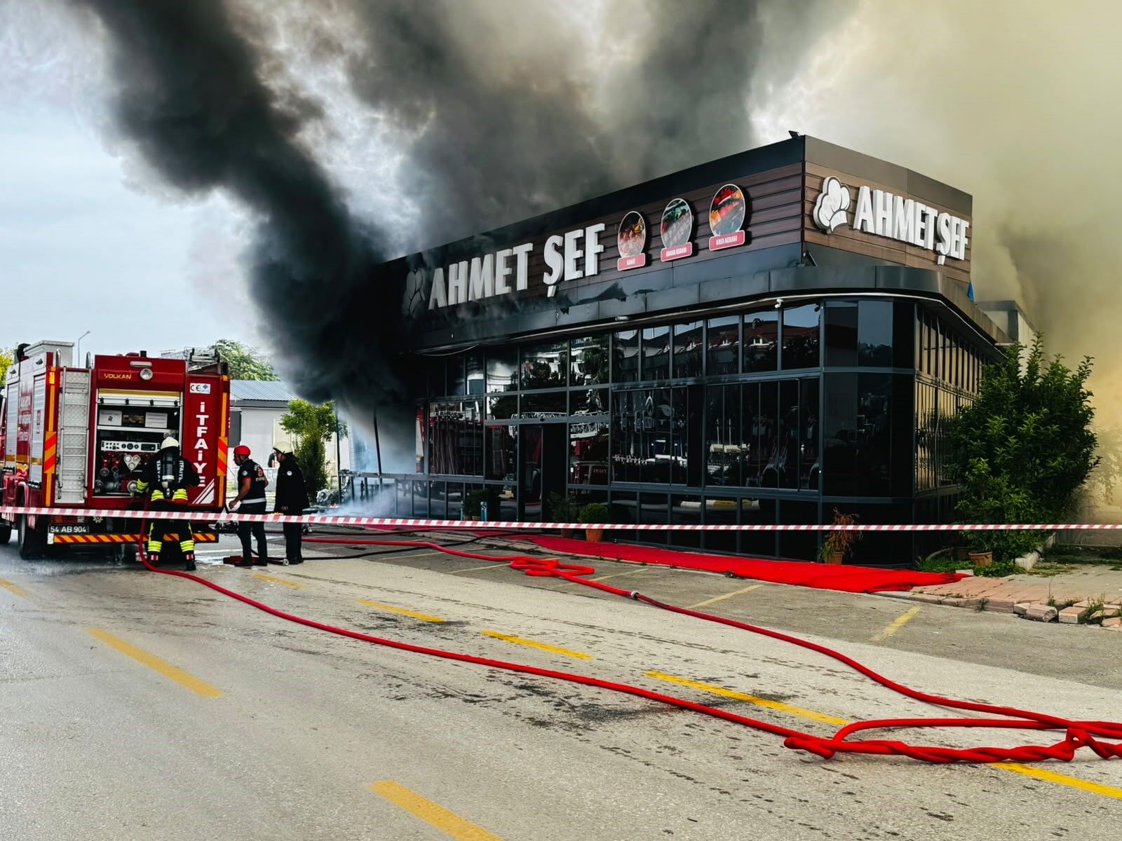 Ünlü Şefin Restoranı Alevlere Teslim Oldu 15 Araçla Müdahale Edildi (1)-1