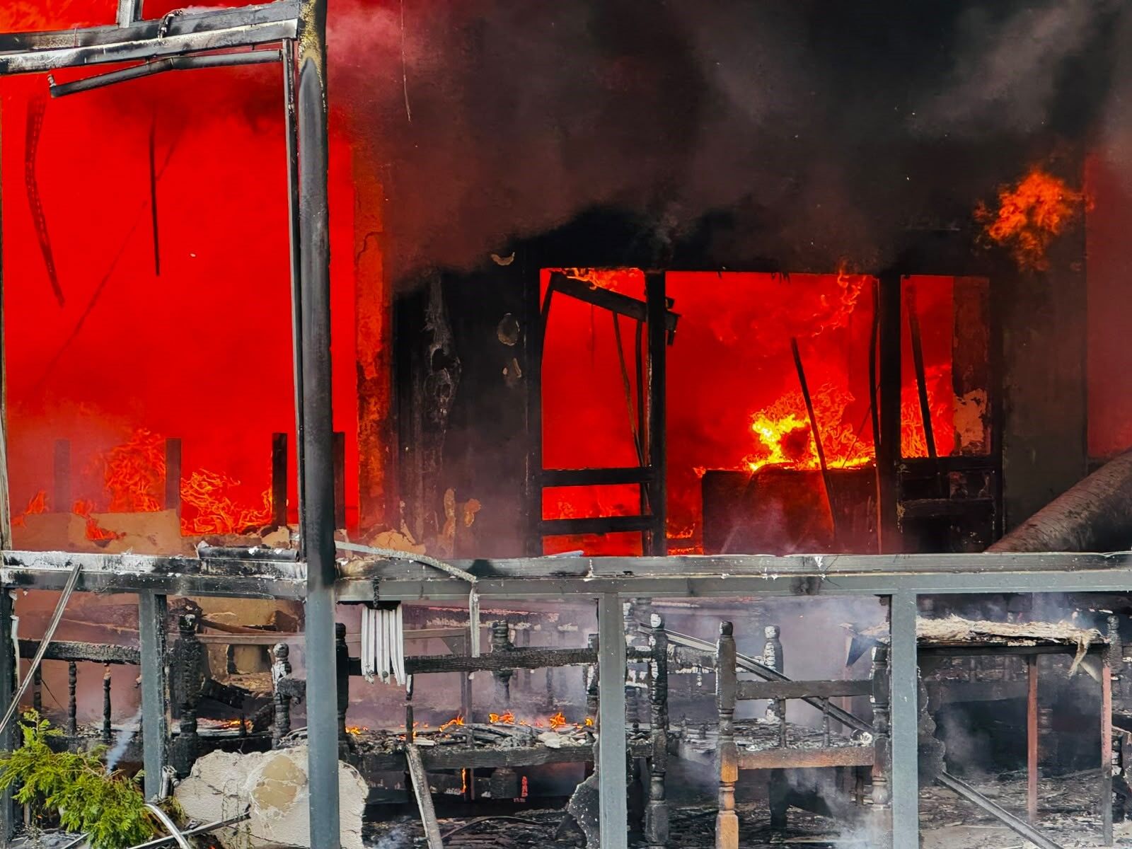 Ünlü şefin restoranı alevlere teslim oldu: 15 araçla müdahale edildi