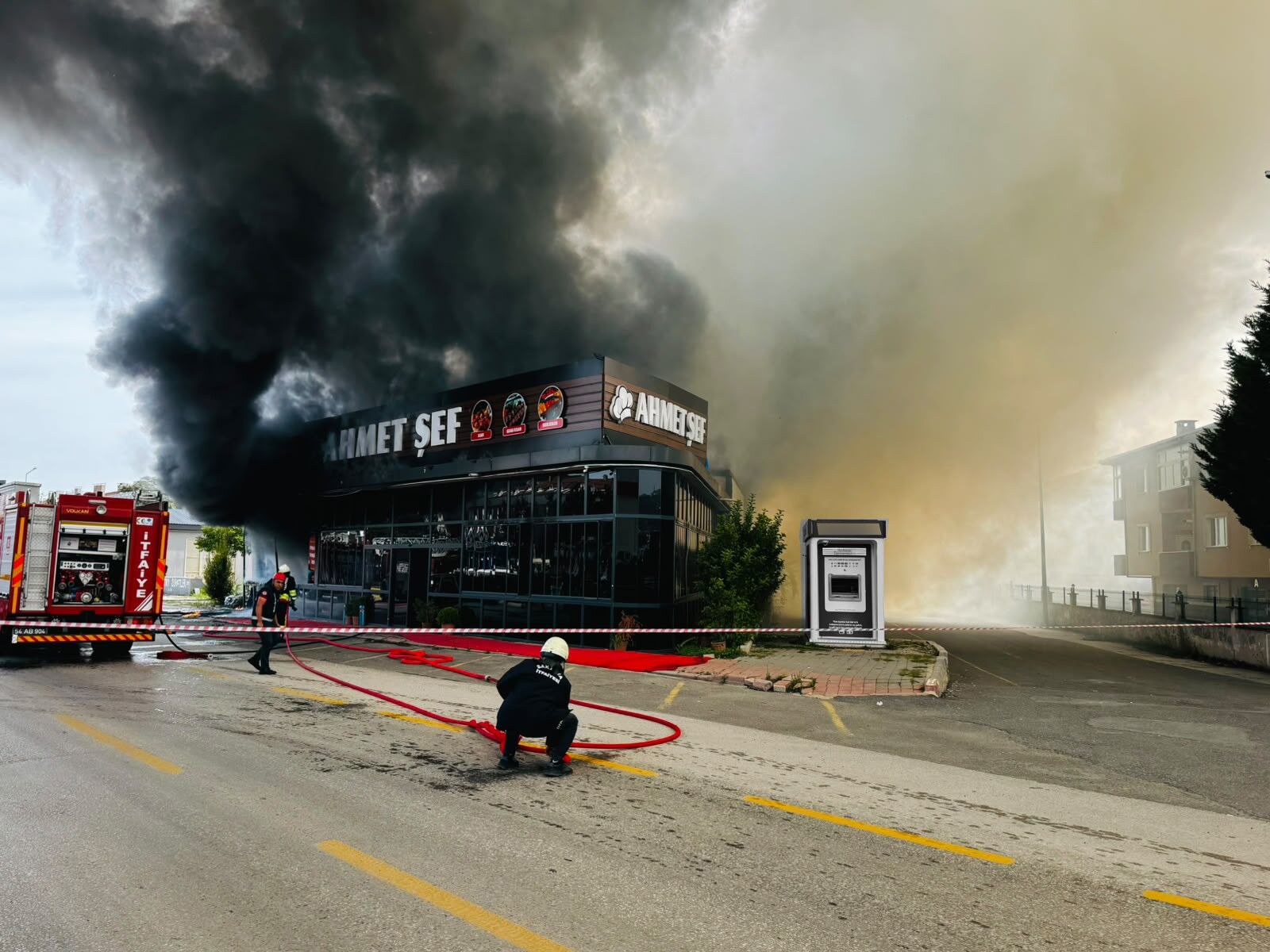 Ünlü Şefin Restoranı Alevlere Teslim Oldu 15 Araçla Müdahale Edildi Tb 65 (1)