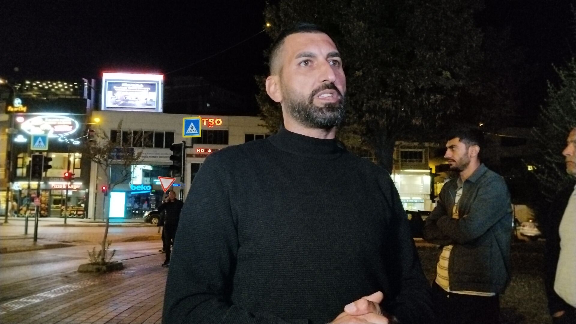 İNEGÖL’DE DİKKAT ÇEKEN EYLEM: “DOLANDIRILDIM” DEDİ, OTURMA EYLEMİ BAŞLATTI