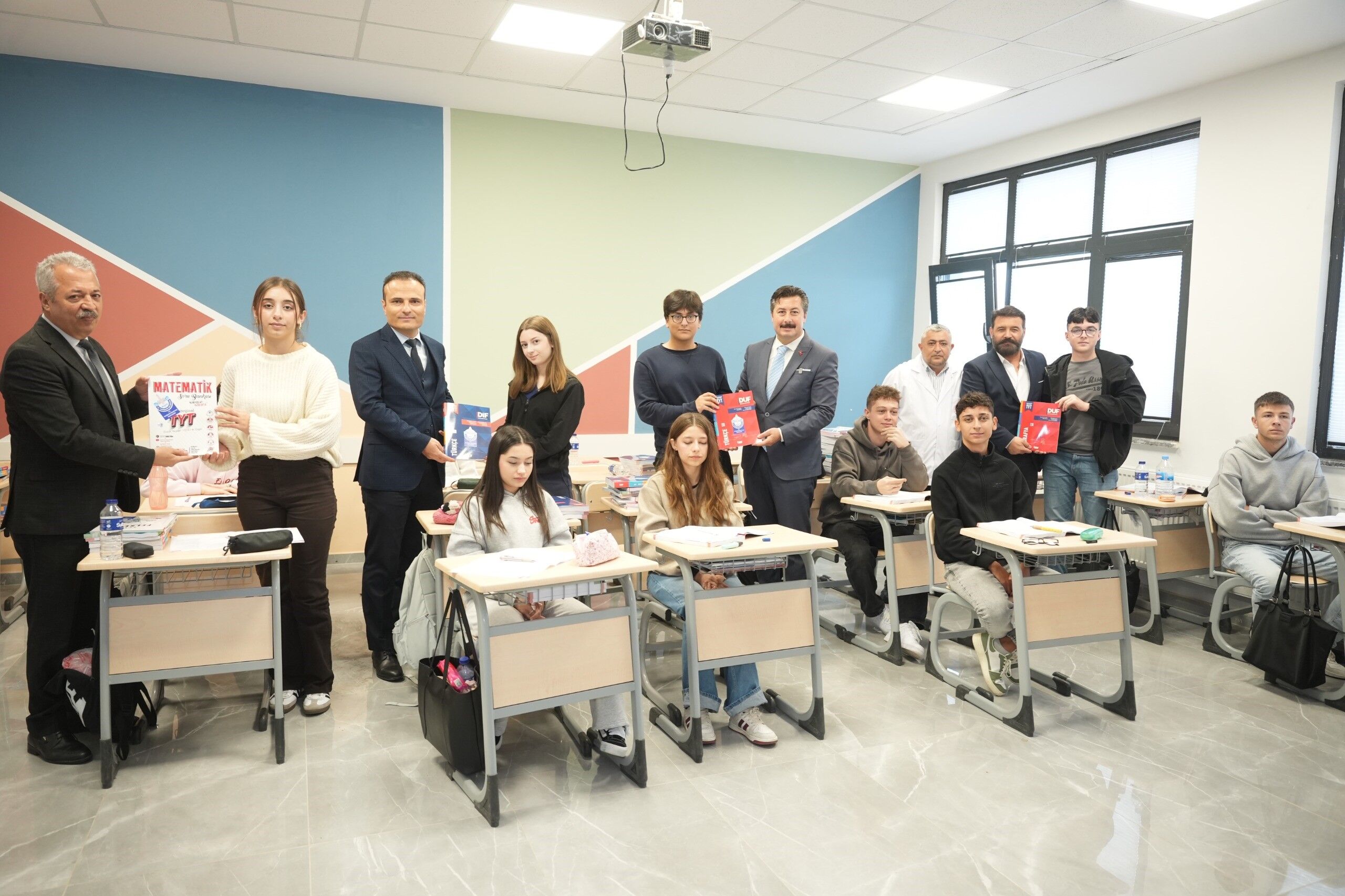 Yenişehir’de Üniversiteye Hazırlanan 120 Öğrenciye 3 Bin Kitap Desteği