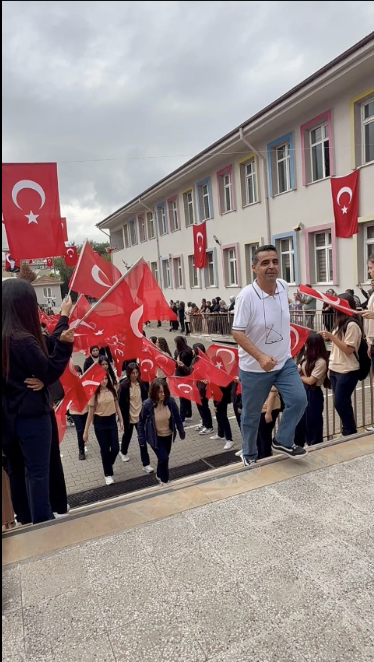 Yunus Emre Mtal'de Yeni Öğrencilere Türk Bayraklı Karşılama1