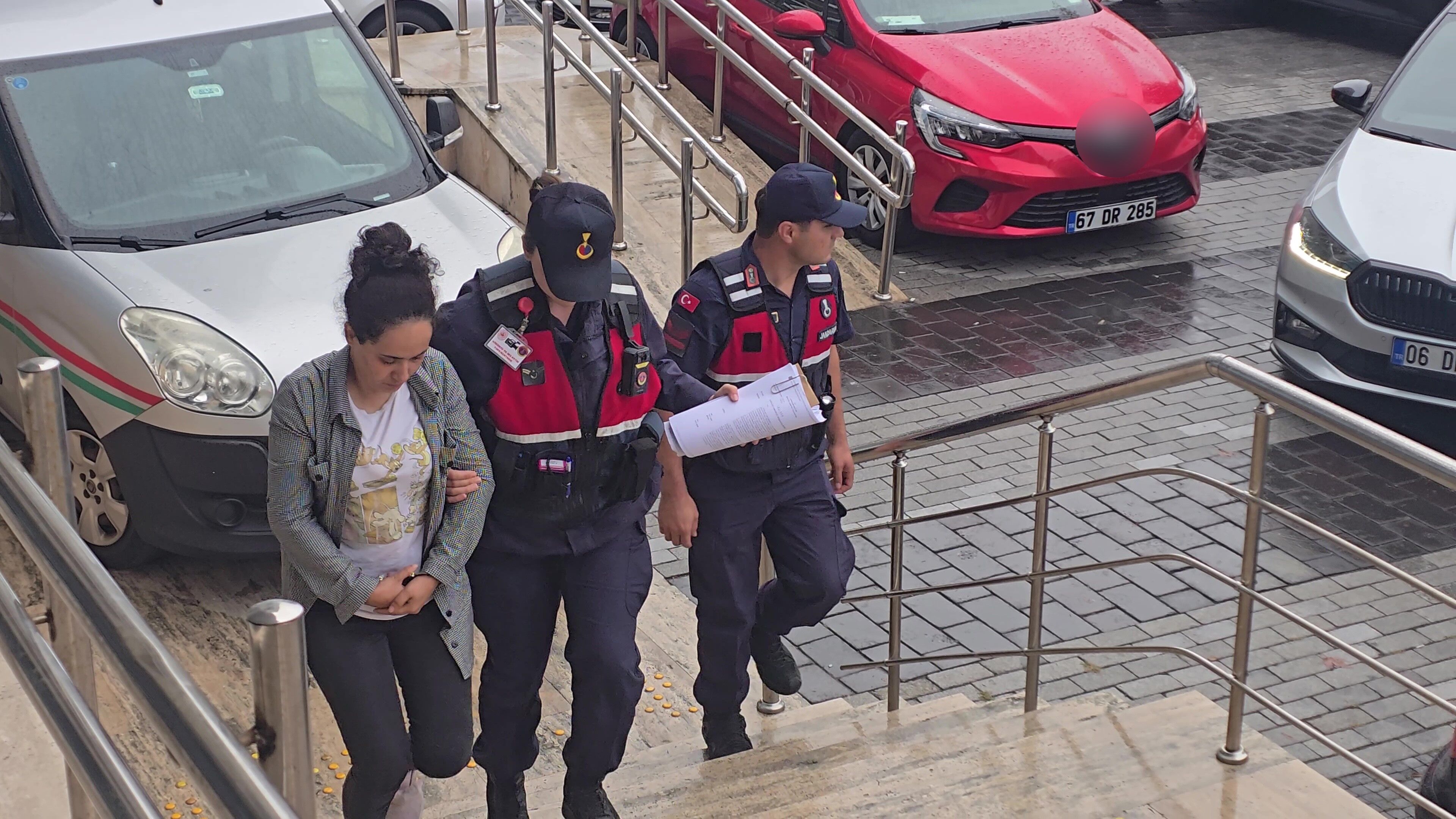 Zonguldak’ta 17 Yaşındaki Kızını Zincirleyen Anne Ve Baba Tutuklandı