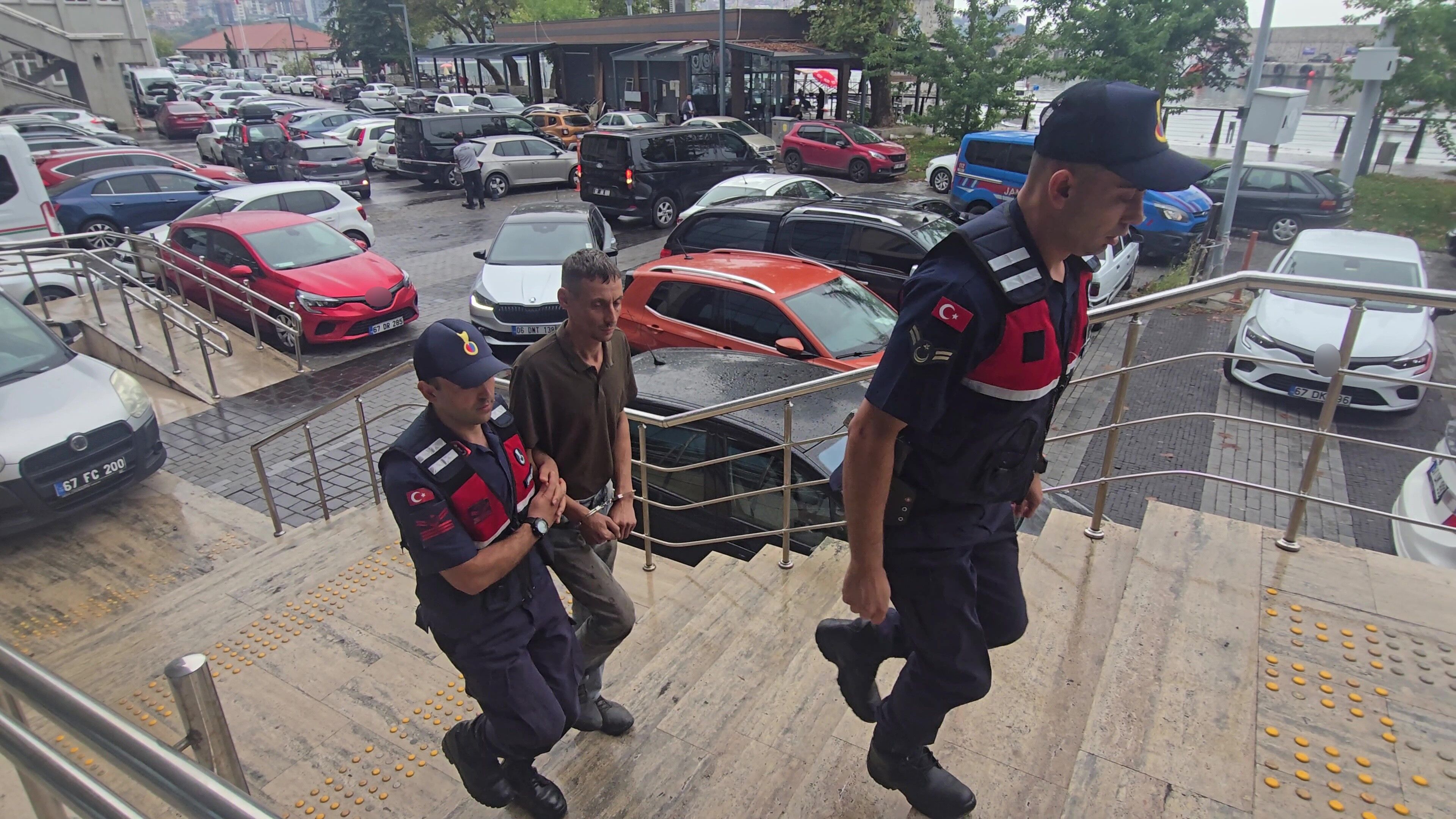 Zonguldak’ta 17 Yaşındaki Kızını Zincirleyen Anne Ve Baba Tutuklandı1