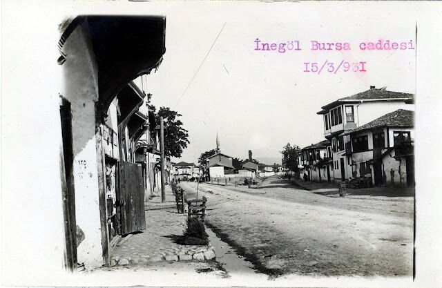 05 İnegöl’ün 1931 Yılındaki Bursa Caddesi Maziden Bir Kare