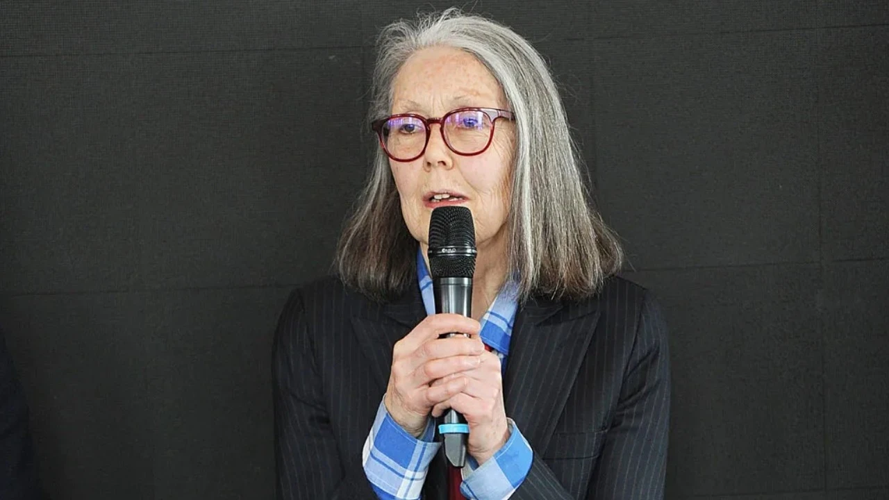 2026 Nobel Edebiyat Ödülü Anne Carson’ın Oldu | Anne Carson Kimdir ?Yeni Proje 2026 10 08T141355 X6Gr Cover.jpg