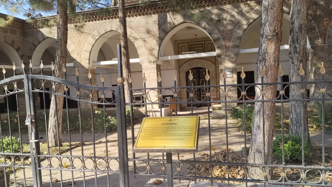3 Yıldır Bitmeyen Restorasyon! İshakpaşa Medresesi'nin Akıbeti Ne Olacak (2)