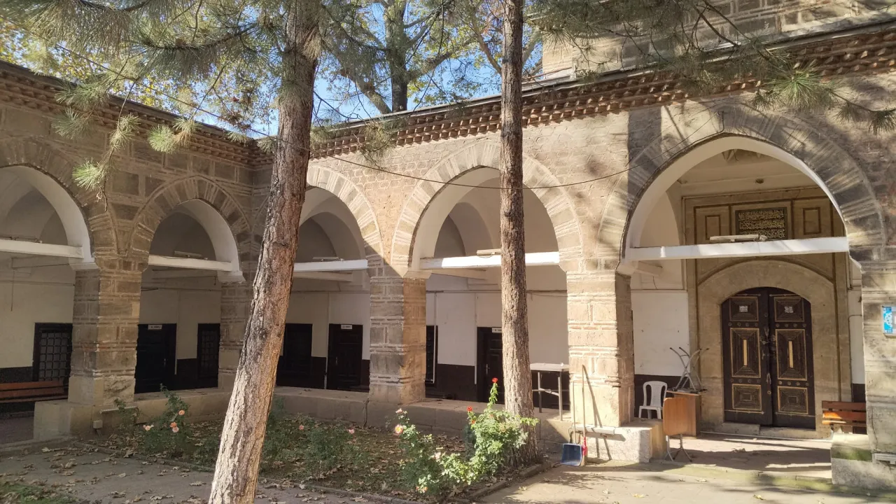 3 Yıldır Bitmeyen Restorasyon! İshakpaşa Medresesi'nin Akıbeti Ne Olacak (5)