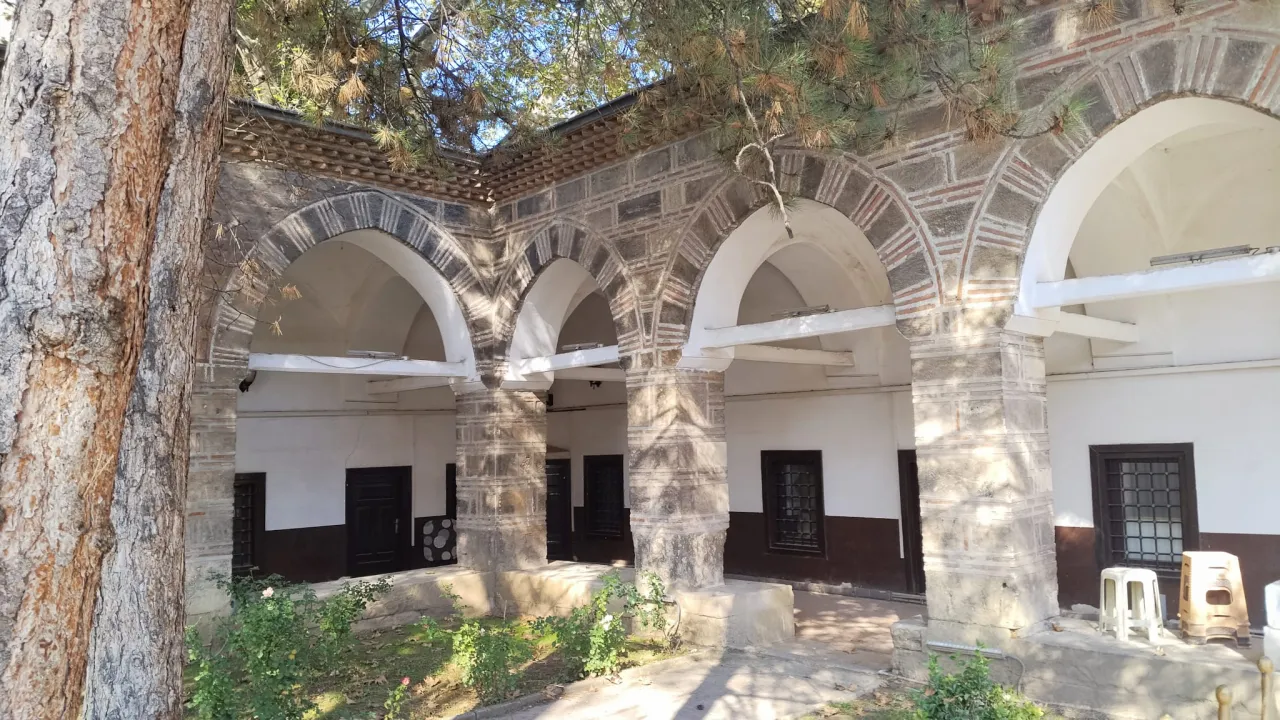 3 Yıldır Bitmeyen Restorasyon! İshakpaşa Medresesi'nin Akıbeti Ne Olacak (6)
