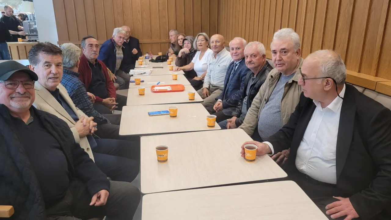 50 Yıl Sonra Buluştular Torunlarına Gösterecek Okulları Bile Kalmadı (2)
