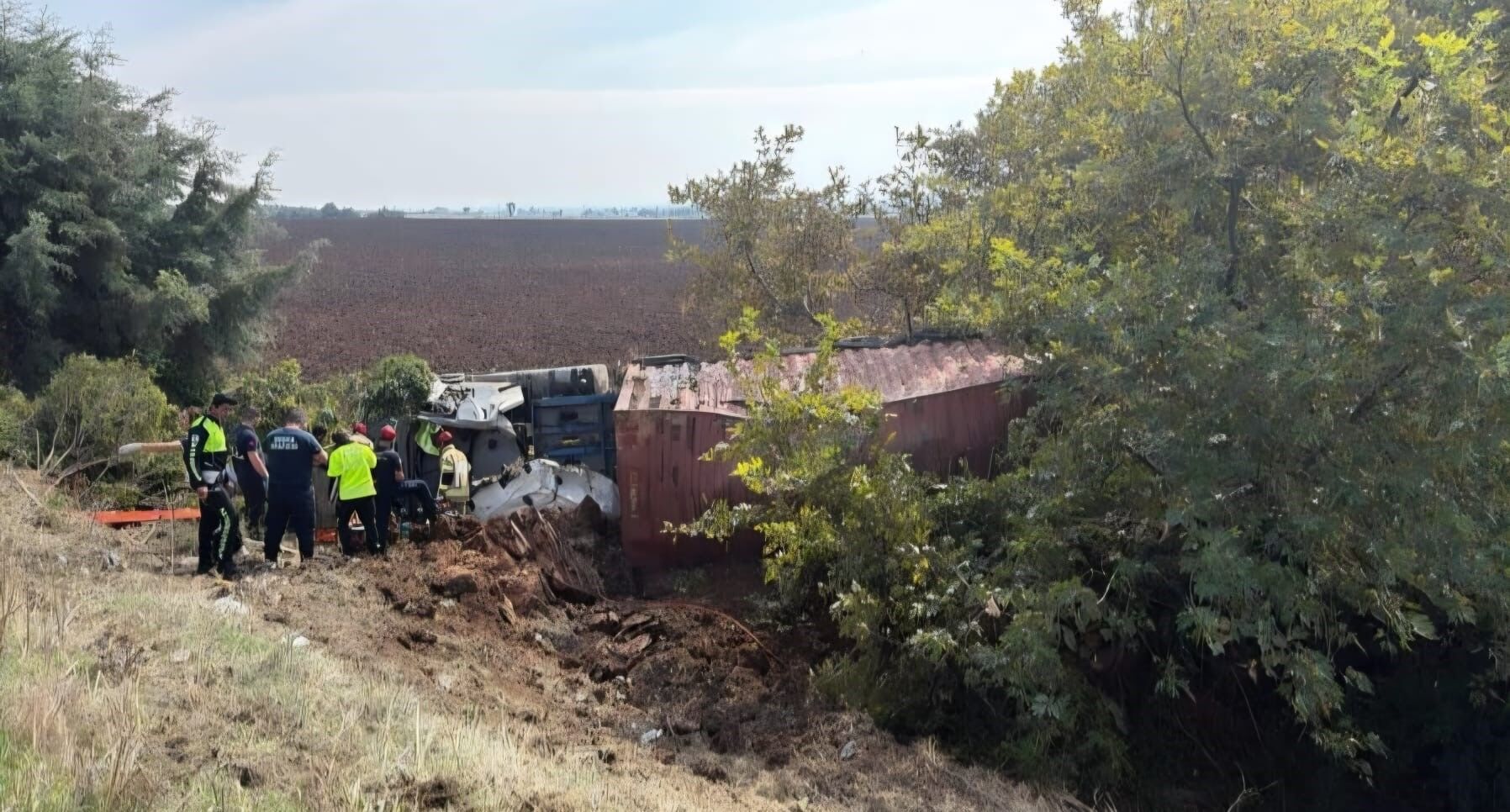 Bursa’da tır tarlaya uçtu!