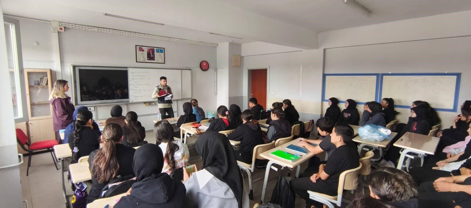 Jandarma ekipleri öğrenci ve öğretmenlere siber güvenlik eğitimi verdi