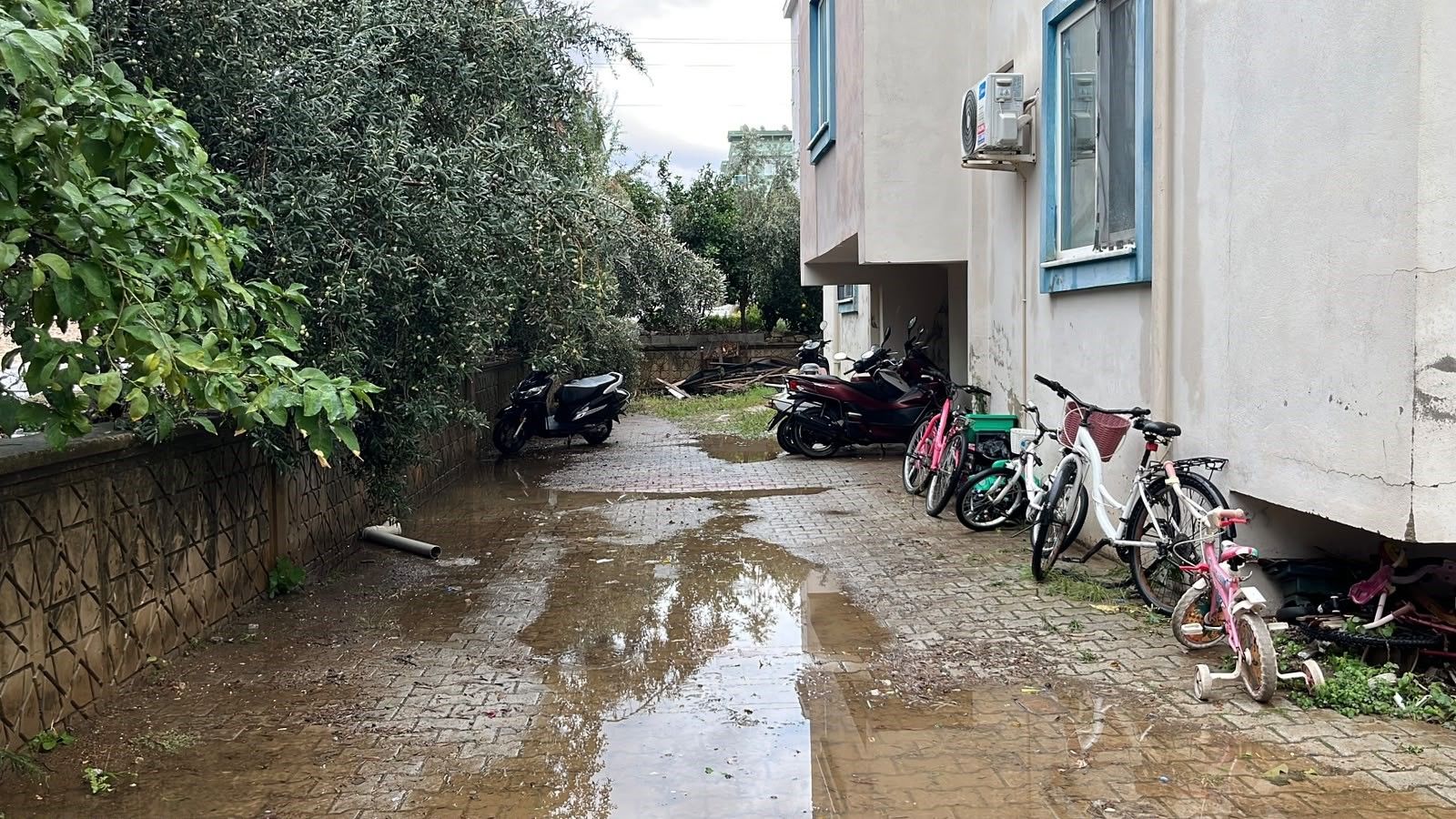 Alanya’yı Sağanak Vurdu! Evleri Su Bastı, Pazarcılar Zor Anlar Yaşadıaw820569 14