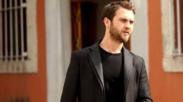 Aras Bulut İynemli Kimdir, Kaç Yaşında, Nereli, Hangi Dizi Ve Filmlerde Oynadı, Evli Mi?Images 19