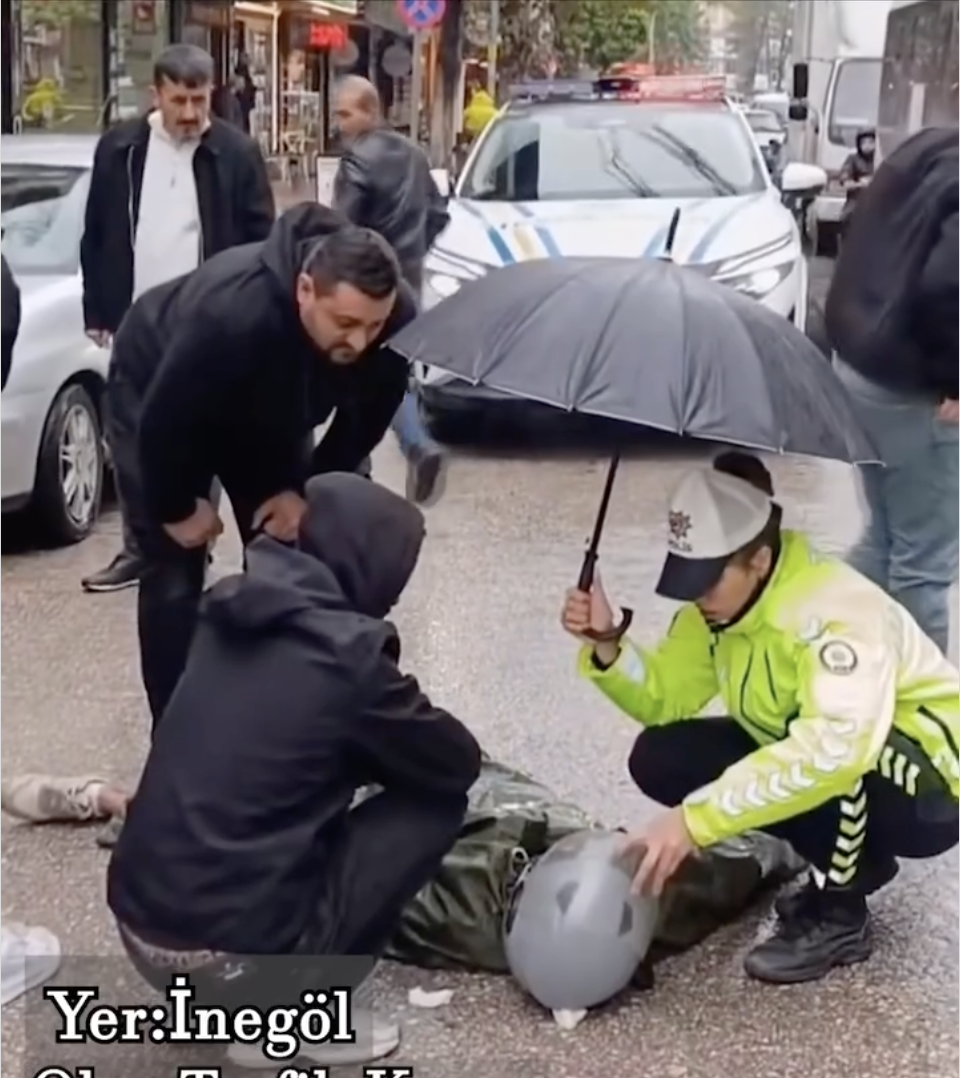 Bakan Mustafa Çiftçi’den İnegöl’deki Trafik Polisine Övg “Şefkat Şemsiyesi”