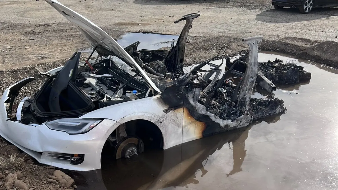 Bir Tesla Model S Kaza Yaptiktan Uc Hafta Sonra Alev Aldi Akyq-1
