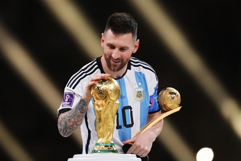 Bu Gece 02.00'De Tarih Yazılıyor! Messi'nin Son Maçı Nerede Yayınlanacak?Lionel Messi Dari Argentina Menyentuh Trofi Piala Dunia 221219200502 521
