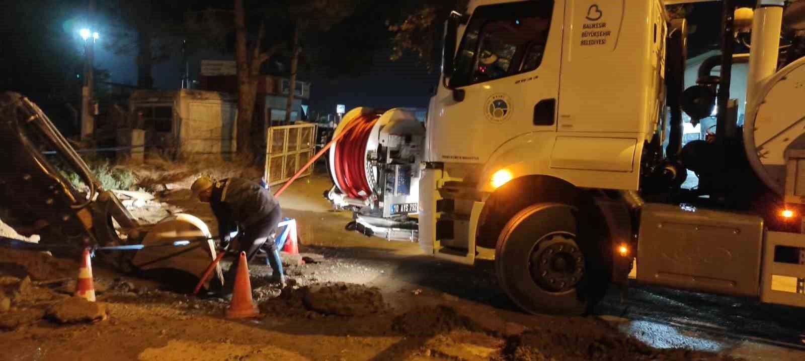 Burhaniye'de kanalizasyon şebekesinde çökme meydana geldi