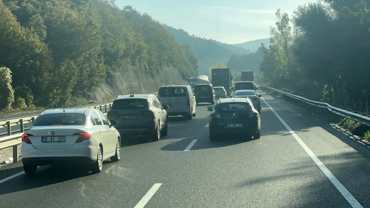 Bursa Ankara Yolunda Dev Tırlar Trafiği Durdurdu! Kilometrelerce Ters Yönden Ilerlediler (2)