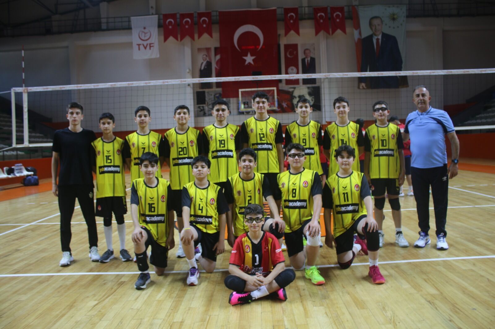 Bursa Küçük Erkekler Voleybol Süper Ligi'nde Gaziosmanpaşa İmam Hatip Ortaokulu Spor Kulübü Sezona Galibiyetle Başladı