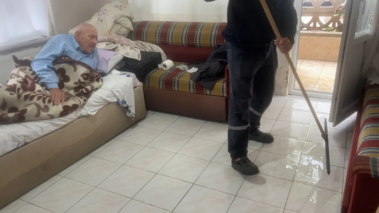 Bursa Mudanya'da Evleri Su Bastı! 90 Yaşlarındaki Adam İçin Ekipler Seferber Oldu