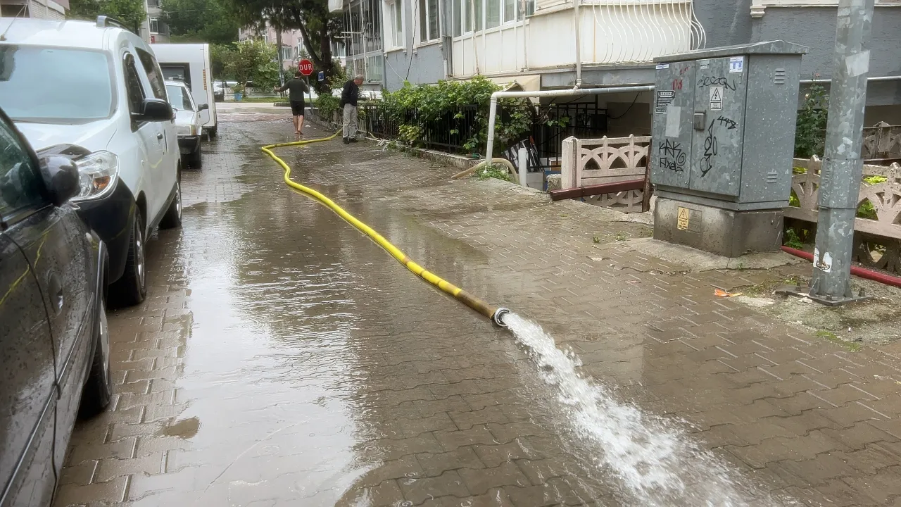 Bursa Mudanya'da Evleri Su Bastı! 90 Yaşlarındaki Adam İçin Ekipler Seferber Oldu (2)