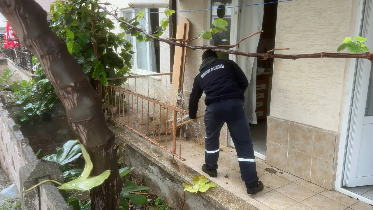 Bursa Mudanya'da Evleri Su Bastı! 90 Yaşlarındaki Adam İçin Ekipler Seferber Oldu (3)
