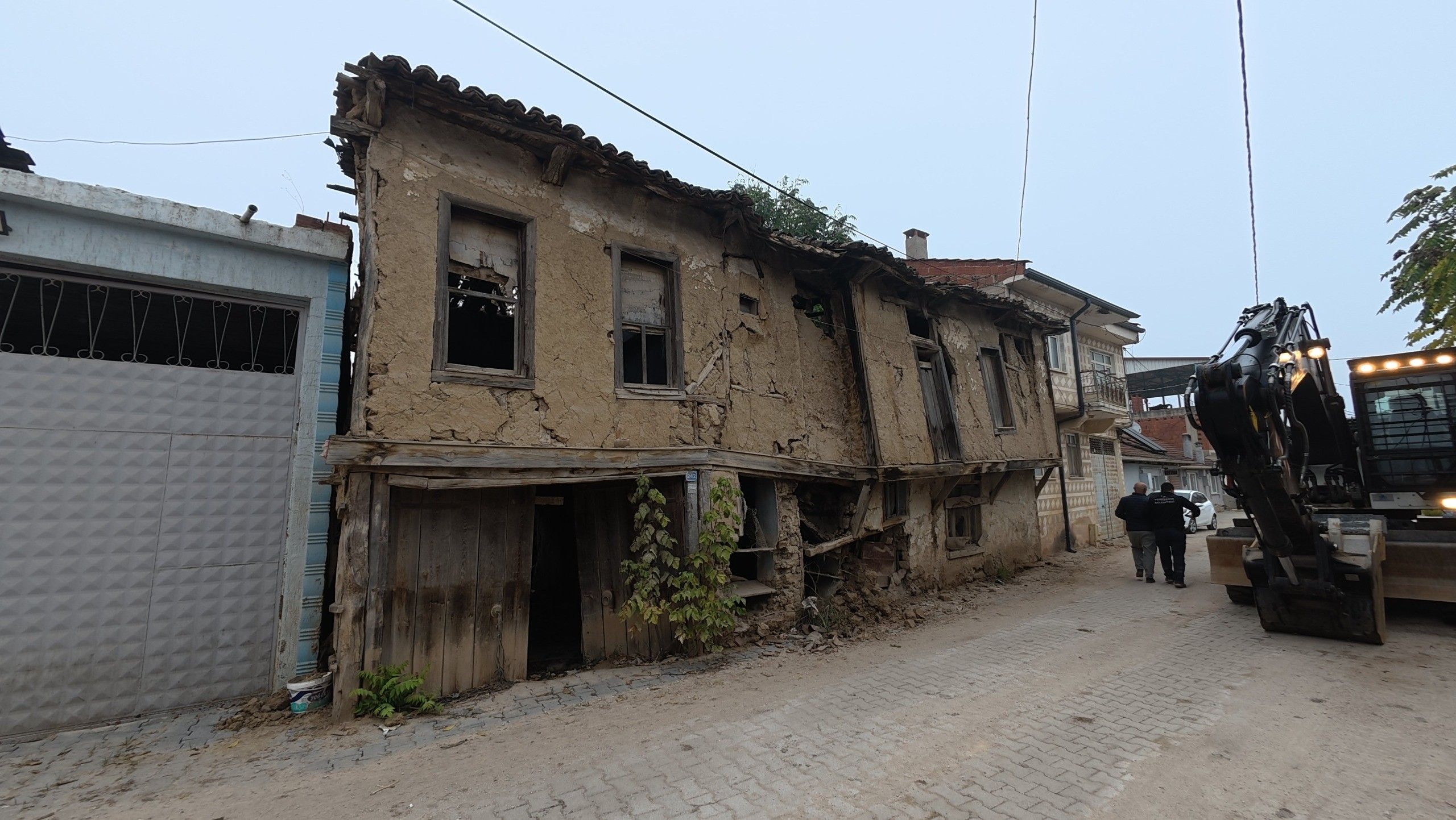 Bursa Yenişehir'de Tehlike Oluşturan Metruk Bina Yıkıldıaw818856 01