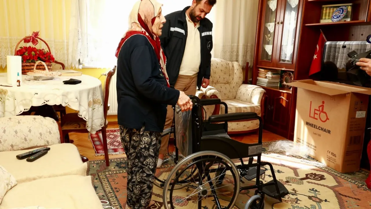 Bursa'da 178 Engelli Vatandaşa Tekerlekli Sandalye Desteği! Evlerine Kadar Teslim Ediliyor (4)