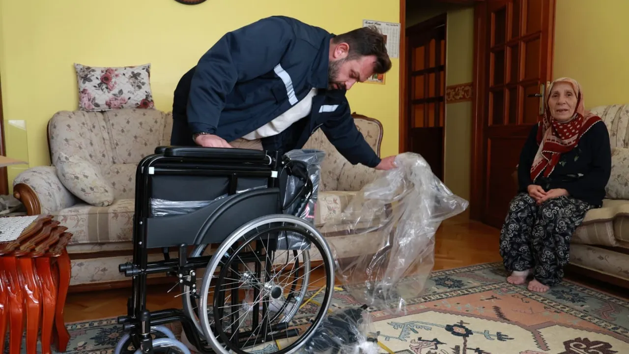 Bursa'da 178 Engelli Vatandaşa Tekerlekli Sandalye Desteği! Evlerine Kadar Teslim Ediliyor (5)
