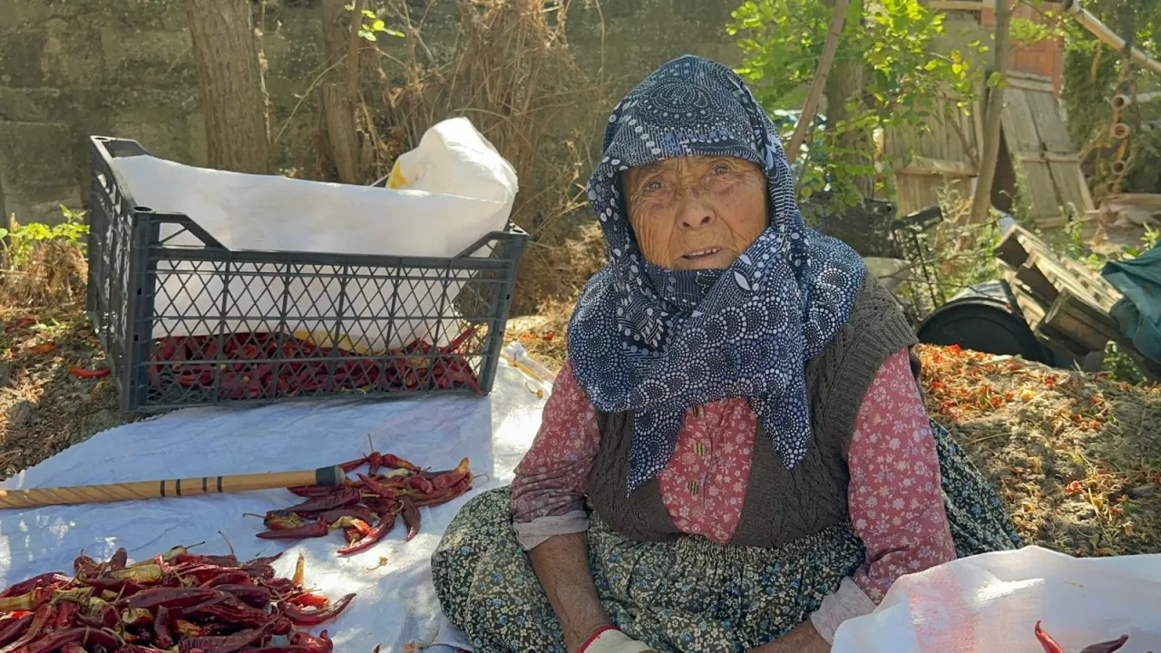 Bursa'da 90 Yaşındaki Annenin Evlat Sevgisi! Günde 11 Saat Oğluna Destek Için Çalışıyor (4)