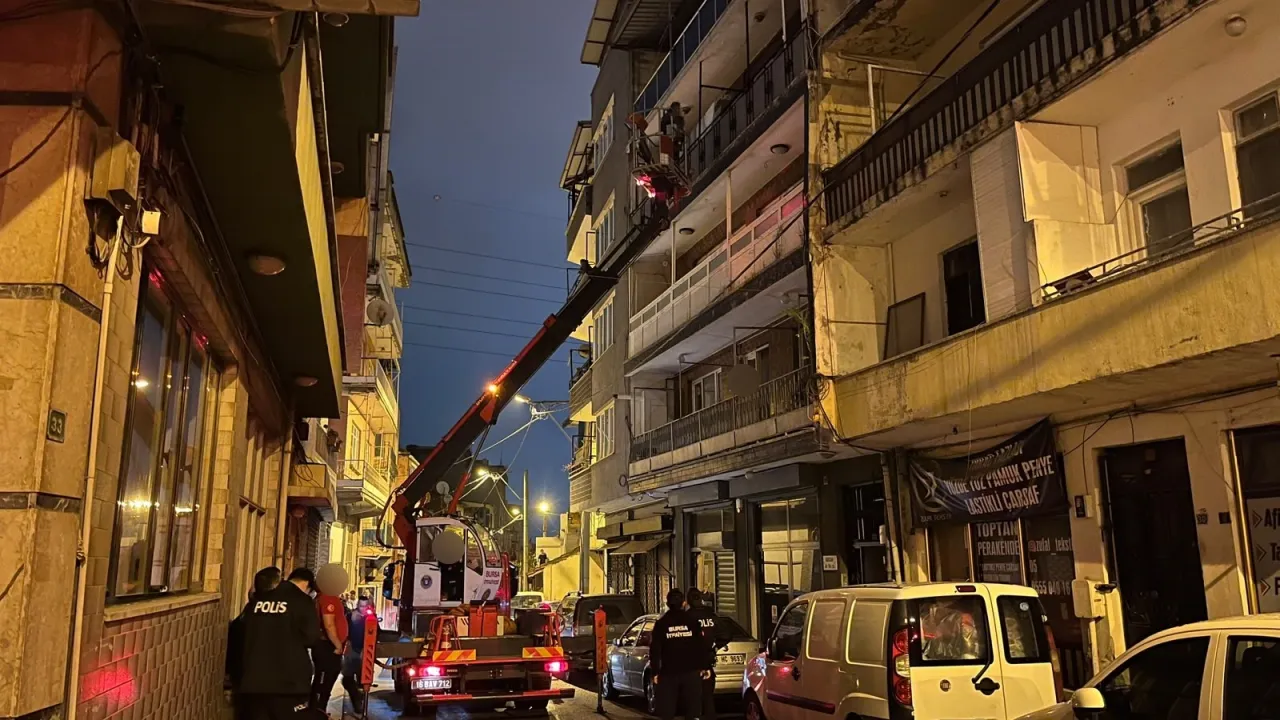 Bursa'da Annesini Saatlerce Rehin Aldı! Özel Harekât Operasyon Düzenledi (2)