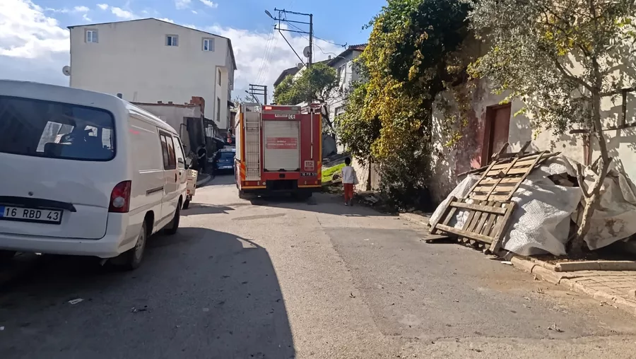 Bursa’da Balkondaki Kombi Alev Aldı! Ekipler Sevk Edildi (2)